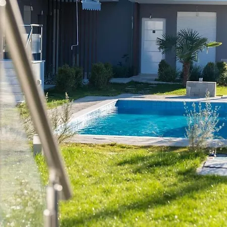 Ofrynio Luxury & Pool3